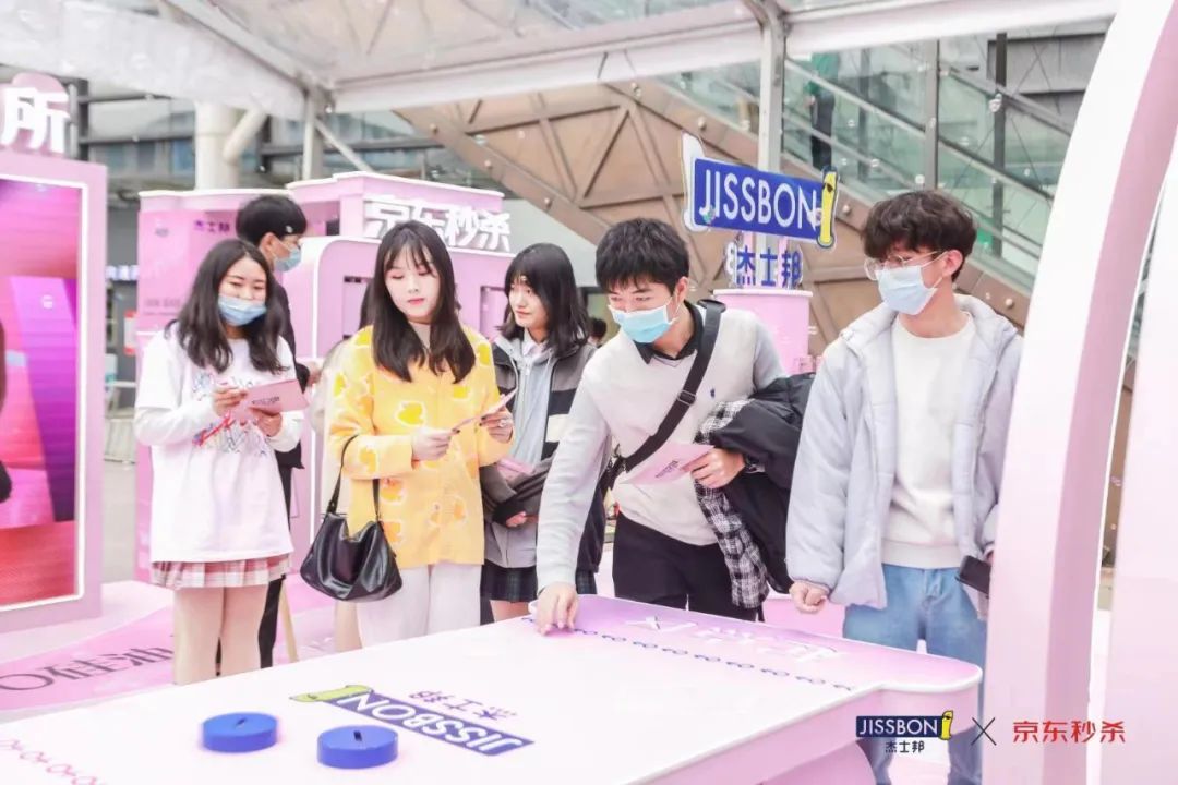 這么多設計師都在玩套套？